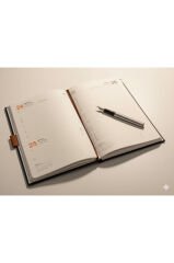 Cilt Bezli Siyah Ajanda 17×24 cm – 320 Sayfa, Günlük Planlayıcı, Ofis & Okul Kullanımı